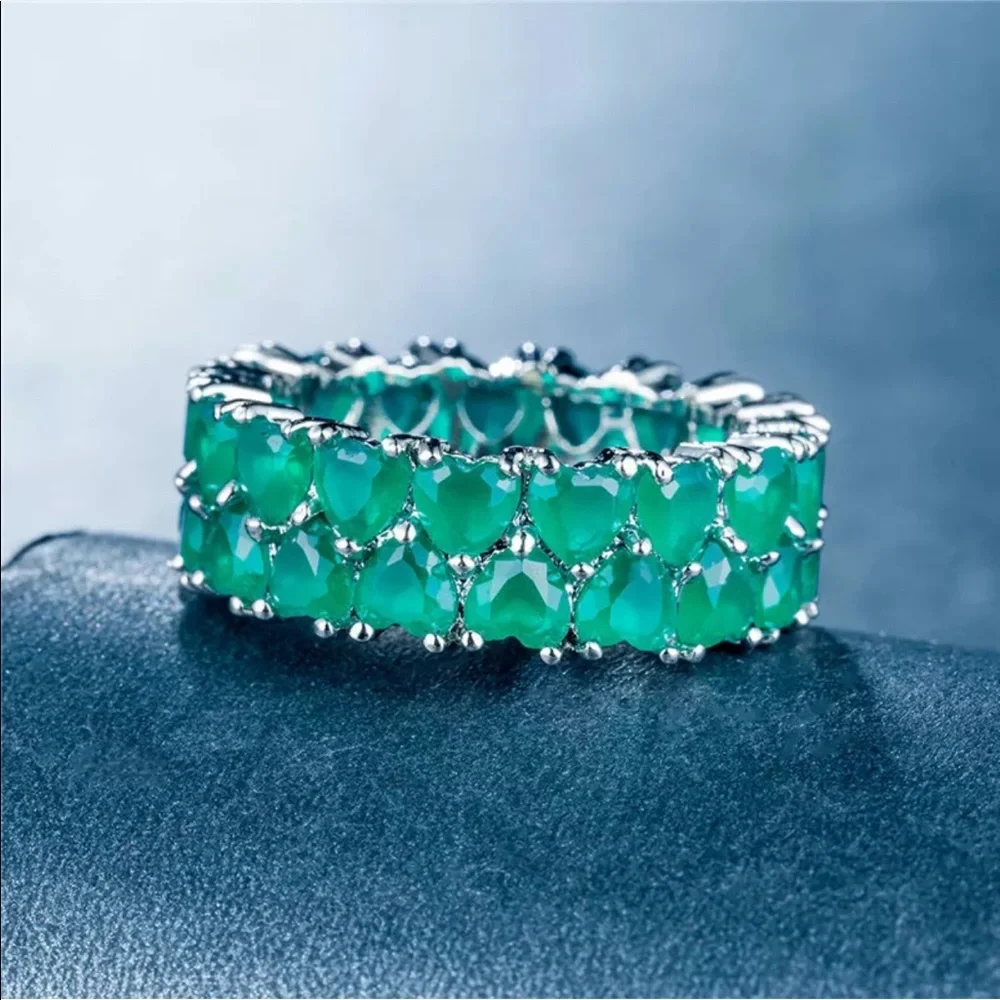 New Women’s Hearts Beautiful Emerald Ring - Picture 3 of 4